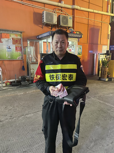 我司鐵保宏泰保安班長(zhǎng)董發(fā)軍拾金不昧值得表揚(yáng)